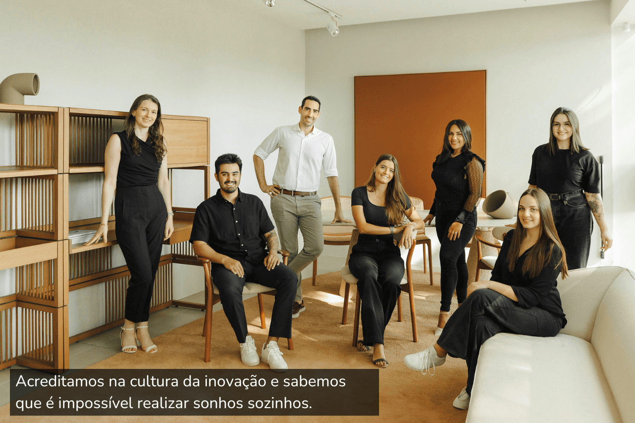 Equipe da A9 Arquitetura reunida em seu espaço