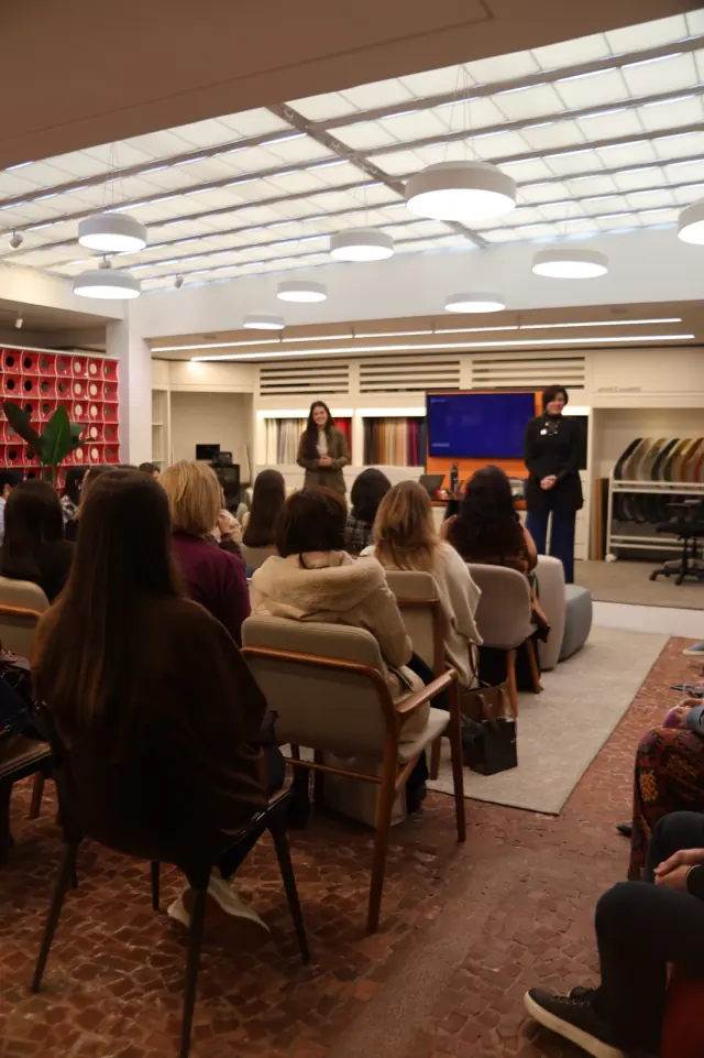 Participantes acompanhando uma apresentação no espaço da MOOV Arch