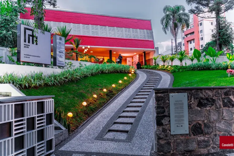 Fachada e jardim da Casa Belotti, sede da MOOV Arch